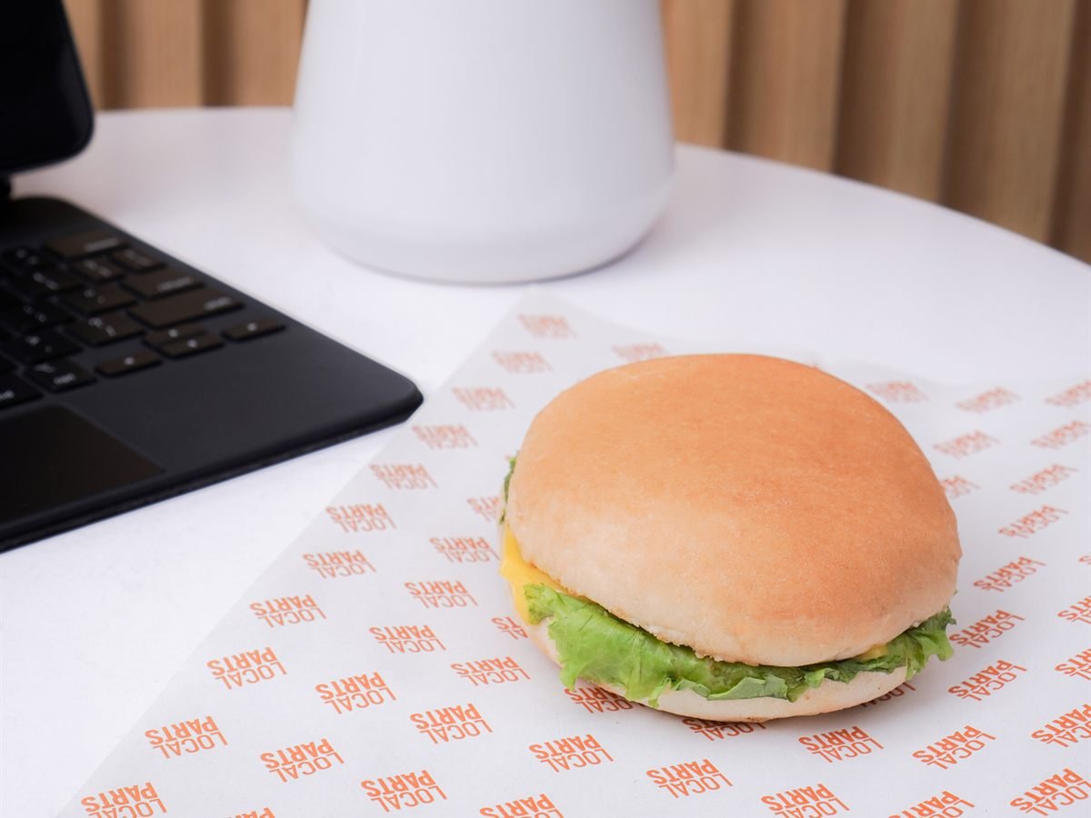 Burger di atas kertas food wrap SEALPAK bercetak