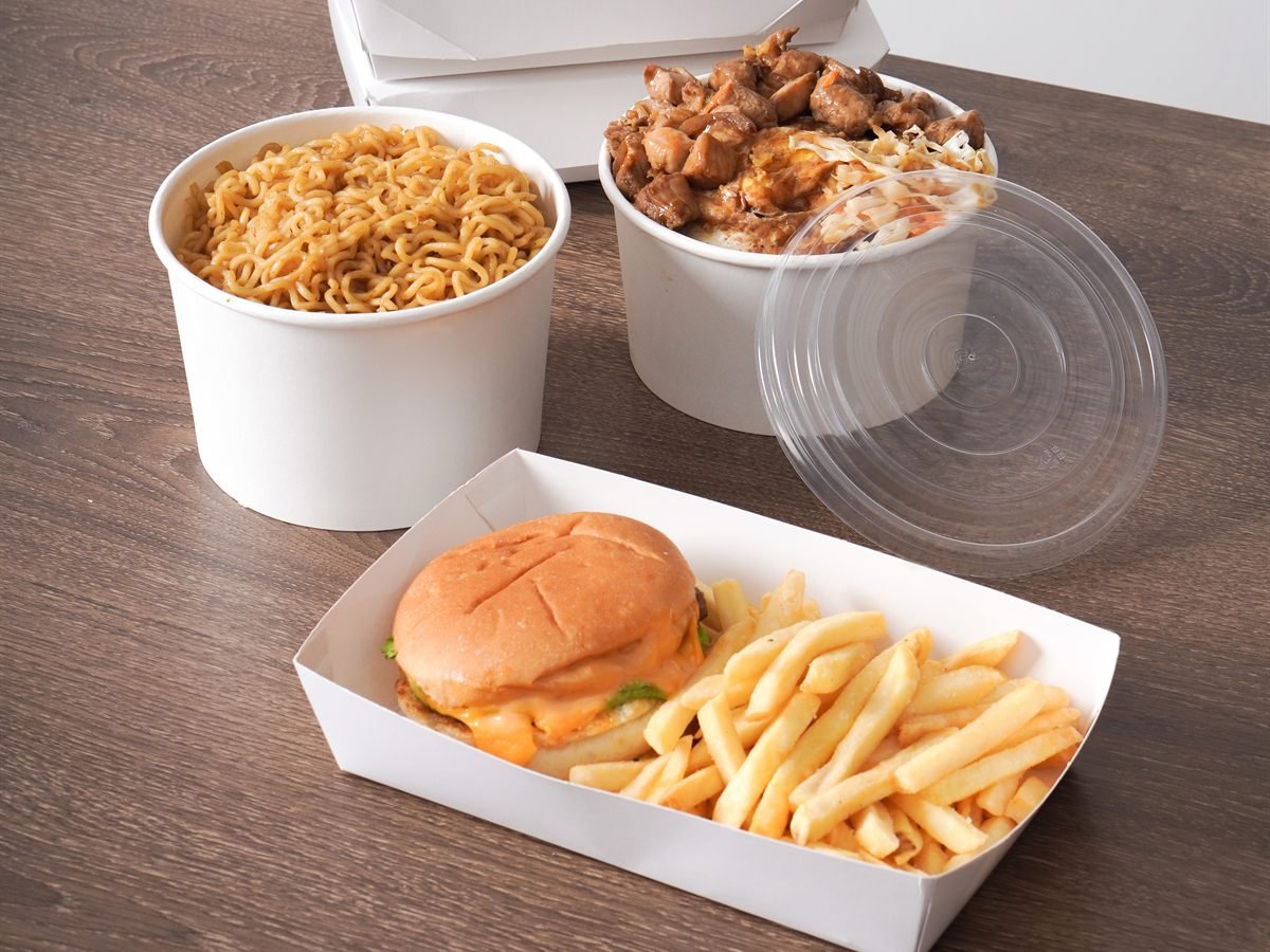 Tray kertas SEALPAK berisi burger dan kentang goreng
