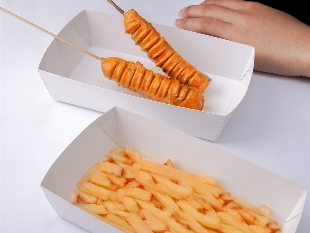 Tray kertas SEALPAK berisi kentang goreng dan sosis